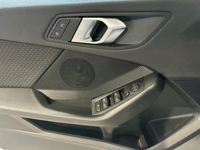 BMW Serie 1 118i color Blanco. Año 2021. 103KW(140CV). Gasolina. En concesionario GANDIA Automoviles Fersan, S.A. de Valencia