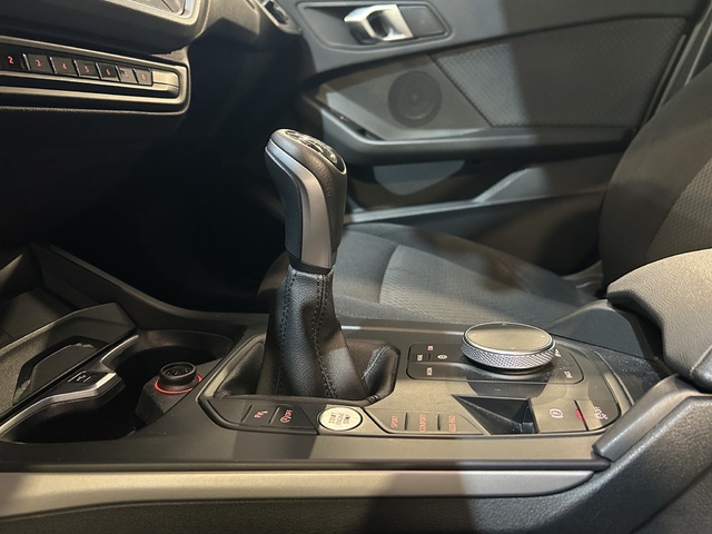 BMW Serie 1 118i color Blanco. Año 2021. 103KW(140CV). Gasolina. En concesionario GANDIA Automoviles Fersan, S.A. de Valencia