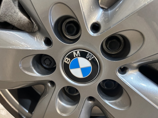 BMW Serie 1 118i color Blanco. Año 2021. 103KW(140CV). Gasolina. En concesionario GANDIA Automoviles Fersan, S.A. de Valencia