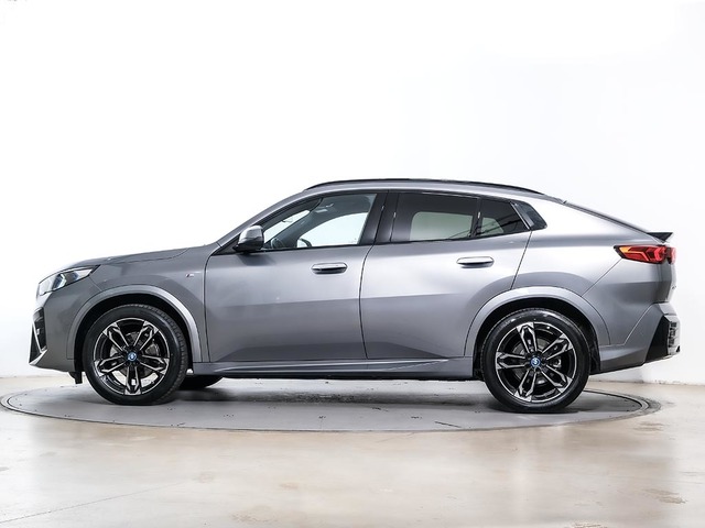 BMW iX2 eDrive20 color Gris. Año 2024. 150KW(204CV). Eléctrico. En concesionario Oliva Motor Tarragona de Tarragona