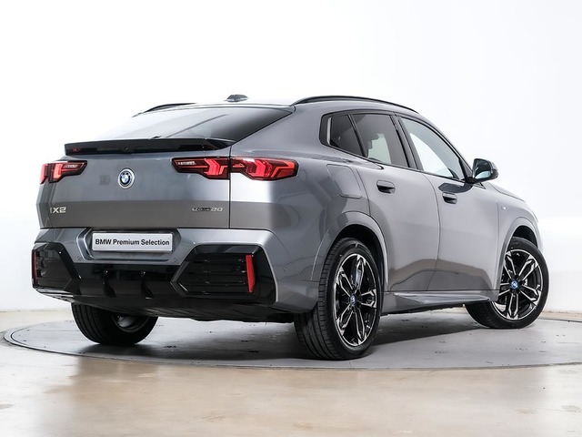 BMW iX2 eDrive20 color Gris. Año 2024. 150KW(204CV). Eléctrico. En concesionario Oliva Motor Tarragona de Tarragona