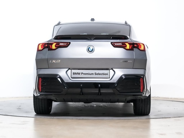 BMW iX2 eDrive20 color Gris. Año 2024. 150KW(204CV). Eléctrico. En concesionario Oliva Motor Tarragona de Tarragona