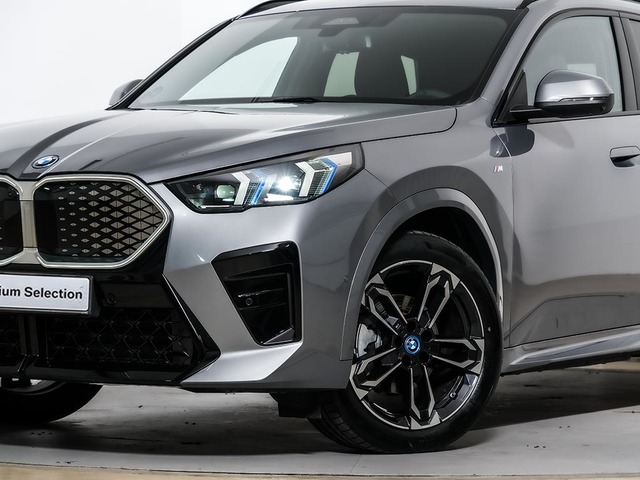 BMW iX2 eDrive20 color Gris. Año 2024. 150KW(204CV). Eléctrico. En concesionario Oliva Motor Tarragona de Tarragona