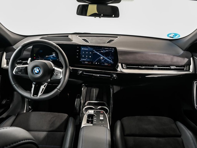 BMW iX2 eDrive20 color Gris. Año 2024. 150KW(204CV). Eléctrico. En concesionario Oliva Motor Tarragona de Tarragona
