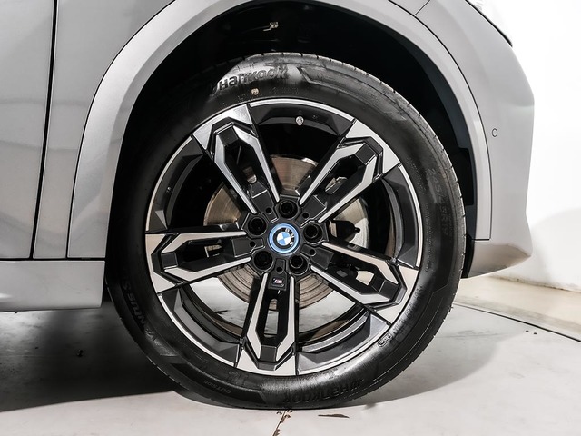 BMW iX2 eDrive20 color Gris. Año 2024. 150KW(204CV). Eléctrico. En concesionario Oliva Motor Tarragona de Tarragona