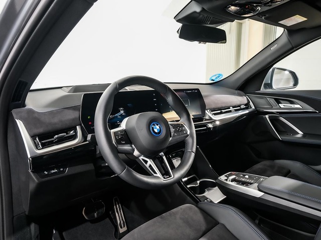 BMW iX2 eDrive20 color Gris. Año 2024. 150KW(204CV). Eléctrico. En concesionario Oliva Motor Tarragona de Tarragona