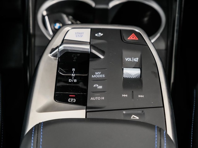 BMW iX2 eDrive20 color Gris. Año 2024. 150KW(204CV). Eléctrico. En concesionario Oliva Motor Tarragona de Tarragona