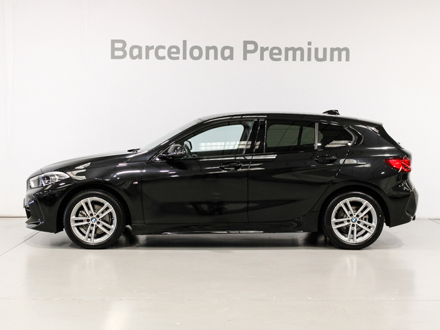 BMW Serie 1 118d color Negro. Año 2024. 110KW(150CV). Diésel. En concesionario Barcelona Premium -- GRAN VIA de Barcelona