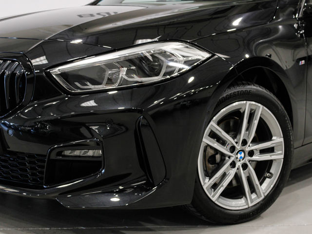 BMW Serie 1 118d color Negro. Año 2024. 110KW(150CV). Diésel. En concesionario Barcelona Premium -- GRAN VIA de Barcelona