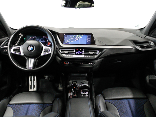 BMW Serie 1 118d color Negro. Año 2024. 110KW(150CV). Diésel. En concesionario Barcelona Premium -- GRAN VIA de Barcelona