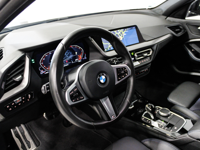 BMW Serie 1 118d color Negro. Año 2024. 110KW(150CV). Diésel. En concesionario Barcelona Premium -- GRAN VIA de Barcelona