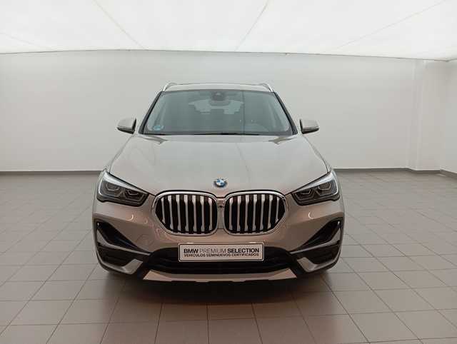 BMW X1 sDrive18d color Gris Plata. Año 2022. 110KW(150CV). Diésel. En concesionario Augusta Aragon S.A. de Zaragoza