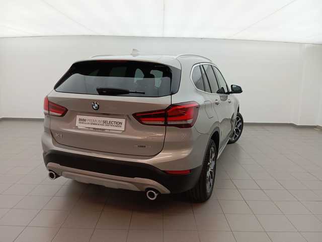 BMW X1 sDrive18d color Gris Plata. Año 2022. 110KW(150CV). Diésel. En concesionario Augusta Aragon S.A. de Zaragoza