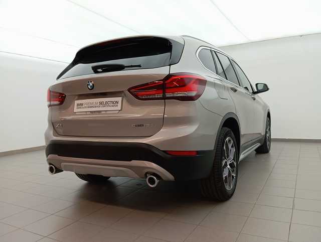 BMW X1 sDrive18d color Gris Plata. Año 2022. 110KW(150CV). Diésel. En concesionario Augusta Aragon S.A. de Zaragoza