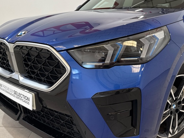 BMW X2 sDrive18d color Azul. Año 2024. 110KW(150CV). Diésel. En concesionario Burgocar (Bmw y Mini) de Burgos