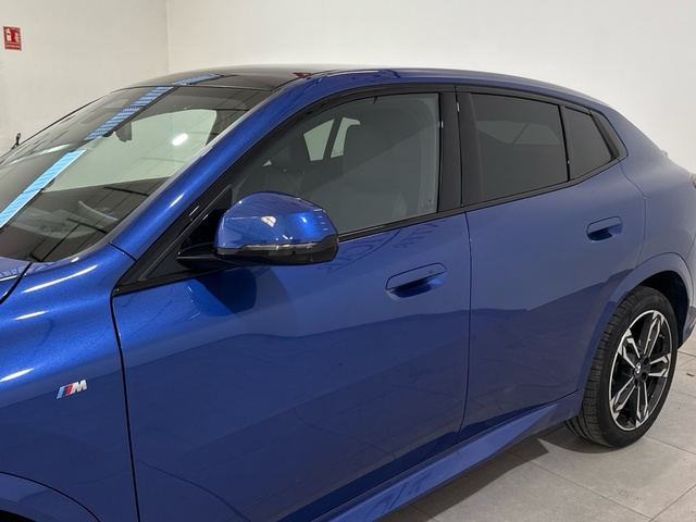 BMW X2 sDrive18d color Azul. Año 2024. 110KW(150CV). Diésel. En concesionario Burgocar (Bmw y Mini) de Burgos