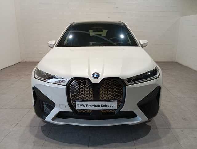 BMW iX xDrive40 color Blanco. Año 2025. 240KW(326CV). Eléctrico. En concesionario Motor Munich - Terrassa - VO de Barcelona