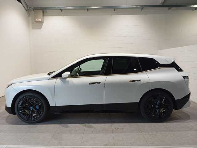 BMW iX xDrive40 color Blanco. Año 2025. 240KW(326CV). Eléctrico. En concesionario Motor Munich - Terrassa - VO de Barcelona