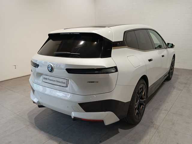BMW iX xDrive40 color Blanco. Año 2025. 240KW(326CV). Eléctrico. En concesionario Motor Munich - Terrassa - VO de Barcelona