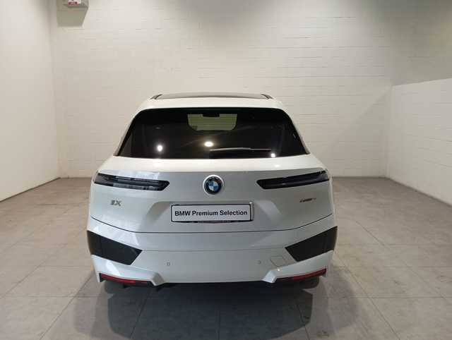 BMW iX xDrive40 color Blanco. Año 2025. 240KW(326CV). Eléctrico. En concesionario Motor Munich - Terrassa - VO de Barcelona