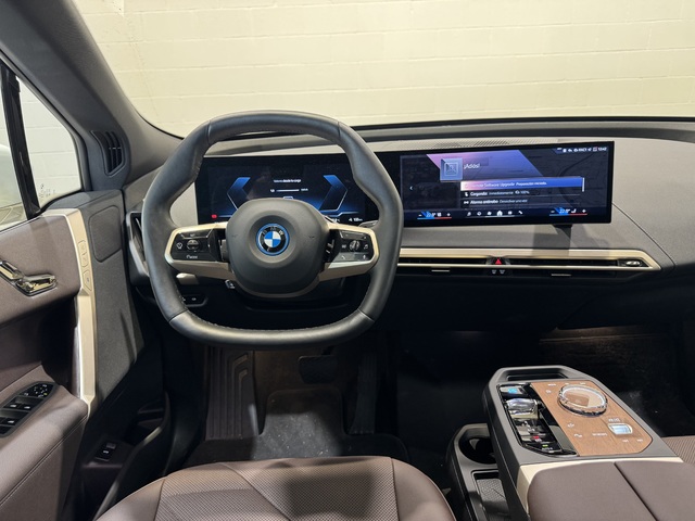 BMW iX xDrive40 color Blanco. Año 2025. 240KW(326CV). Eléctrico. En concesionario Motor Munich - Terrassa - VO de Barcelona