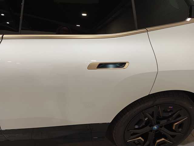 BMW iX xDrive40 color Blanco. Año 2025. 240KW(326CV). Eléctrico. En concesionario Motor Munich - Terrassa - VO de Barcelona