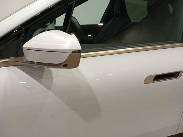 BMW iX xDrive40 color Blanco. Año 2025. 240KW(326CV). Eléctrico. En concesionario Motor Munich - Terrassa - VO de Barcelona