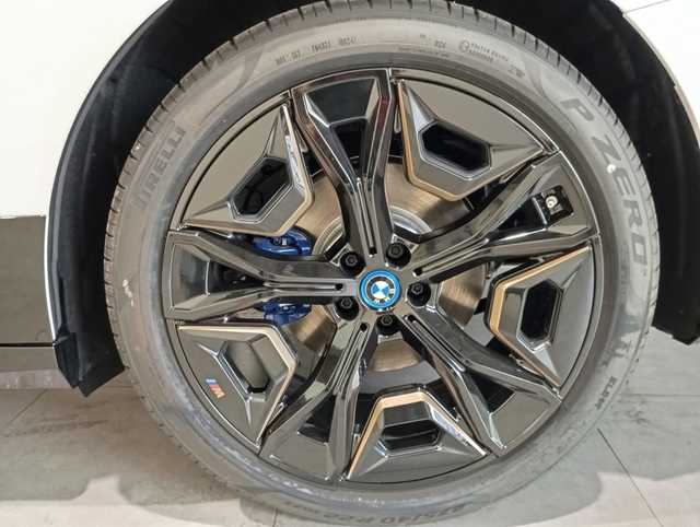 BMW iX xDrive40 color Blanco. Año 2025. 240KW(326CV). Eléctrico. En concesionario Motor Munich - Terrassa - VO de Barcelona