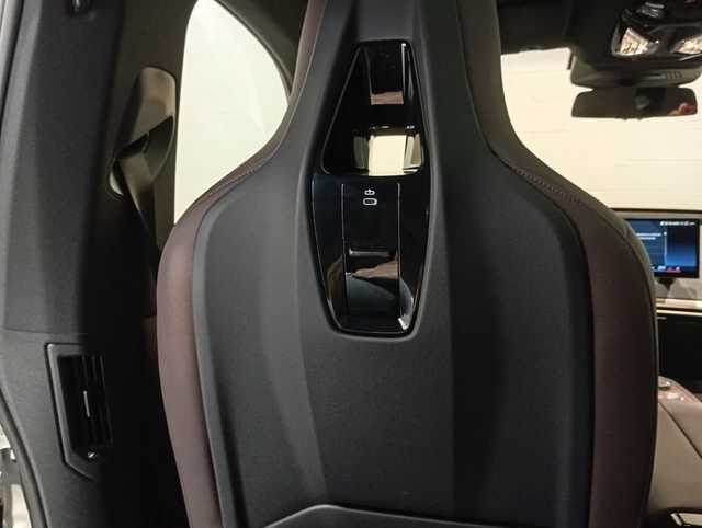 BMW iX xDrive40 color Blanco. Año 2025. 240KW(326CV). Eléctrico. En concesionario Motor Munich - Terrassa - VO de Barcelona