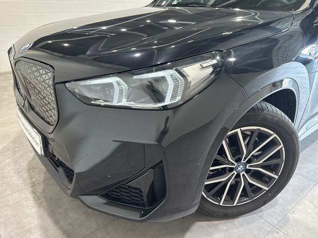 BMW iX1 xDrive30 color Negro. Año 2024. 230KW(313CV). Eléctrico. En concesionario Motor Munich - Terrassa - VO de Barcelona