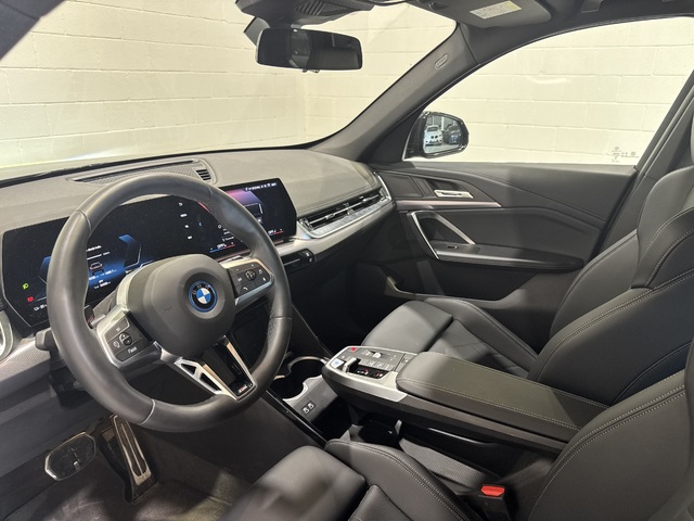 BMW iX1 xDrive30 color Negro. Año 2024. 230KW(313CV). Eléctrico. En concesionario Motor Munich - Terrassa - VO de Barcelona