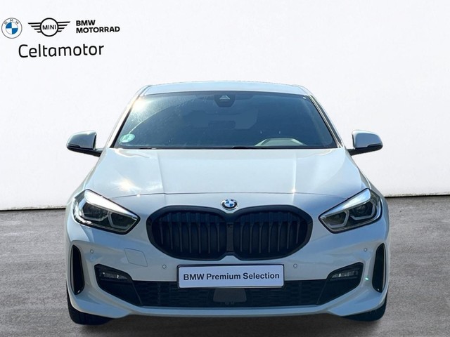BMW Serie 1 118d color Blanco. Año 2024. 110KW(150CV). Diésel. En concesionario Celtamotor Caldas Reis de Pontevedra