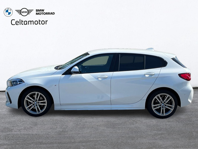 BMW Serie 1 118d color Blanco. Año 2024. 110KW(150CV). Diésel. En concesionario Celtamotor Caldas Reis de Pontevedra