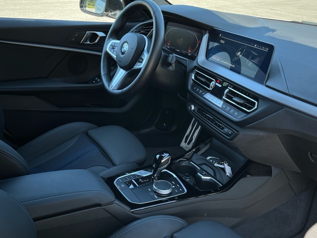 BMW Serie 1 118d color Blanco. Año 2024. 110KW(150CV). Diésel. En concesionario Celtamotor Caldas Reis de Pontevedra