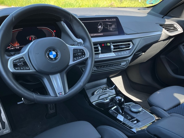 BMW Serie 1 118d color Blanco. Año 2024. 110KW(150CV). Diésel. En concesionario Celtamotor Caldas Reis de Pontevedra