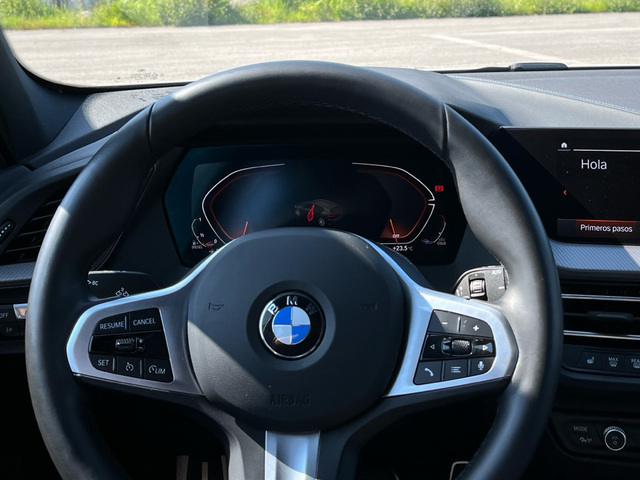 BMW Serie 1 118d color Blanco. Año 2024. 110KW(150CV). Diésel. En concesionario Celtamotor Caldas Reis de Pontevedra