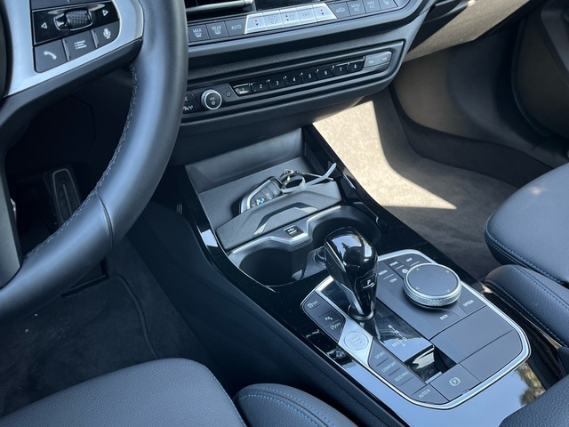 BMW Serie 1 118d color Blanco. Año 2024. 110KW(150CV). Diésel. En concesionario Celtamotor Caldas Reis de Pontevedra
