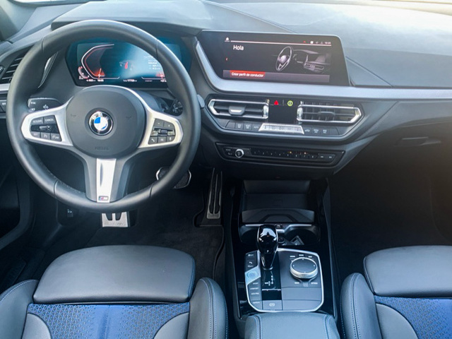 BMW Serie 1 118d color Gris. Año 2024. 110KW(150CV). Diésel. En concesionario Celtamotor Pontevedra de Pontevedra
