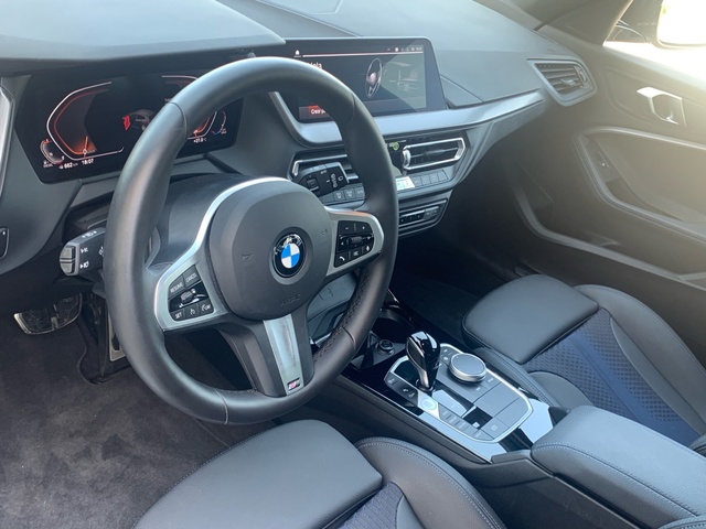 BMW Serie 1 118d color Gris. Año 2024. 110KW(150CV). Diésel. En concesionario Celtamotor Pontevedra de Pontevedra