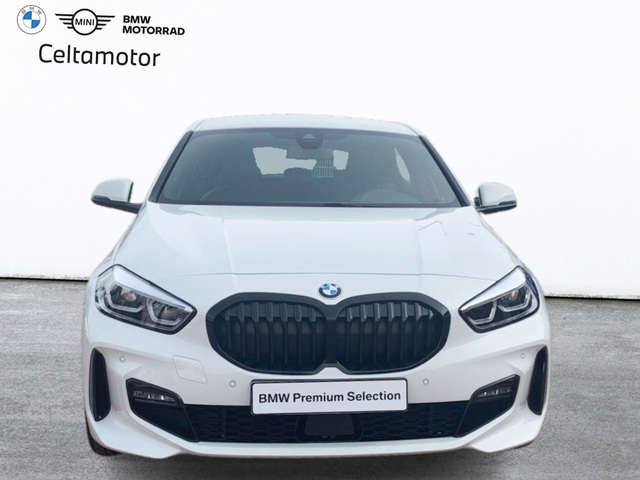 BMW Serie 1 118i color Blanco. Año 2024. 103KW(140CV). Gasolina. En concesionario Celtamotor Pontevedra de Pontevedra