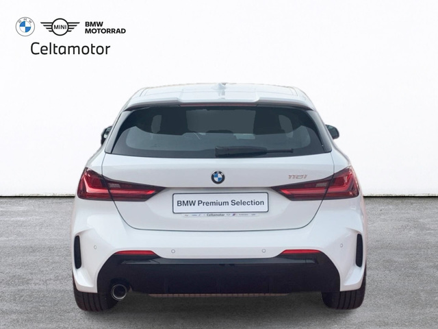 BMW Serie 1 118i color Blanco. Año 2024. 103KW(140CV). Gasolina. En concesionario Celtamotor Pontevedra de Pontevedra