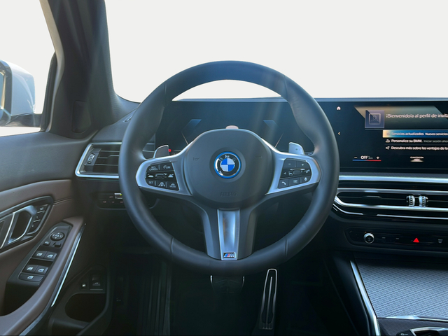 BMW Serie 3 330e Touring color Blanco. Año 2024. 215KW(292CV). Híbrido Electro/Gasolina. En concesionario Ilbira Motor | Granada de Granada
