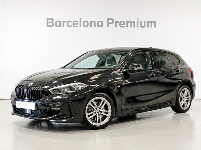 BMW Serie 1 118d color Negro. Año 2024. 110KW(150CV). Diésel. En concesionario Barcelona Premium -- GRAN VIA de Barcelona