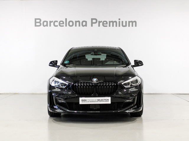 BMW Serie 1 118d color Negro. Año 2024. 110KW(150CV). Diésel. En concesionario Barcelona Premium -- GRAN VIA de Barcelona
