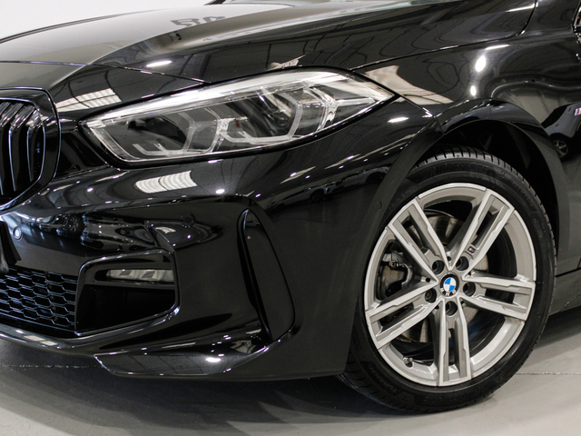 BMW Serie 1 118d color Negro. Año 2024. 110KW(150CV). Diésel. En concesionario Barcelona Premium -- GRAN VIA de Barcelona