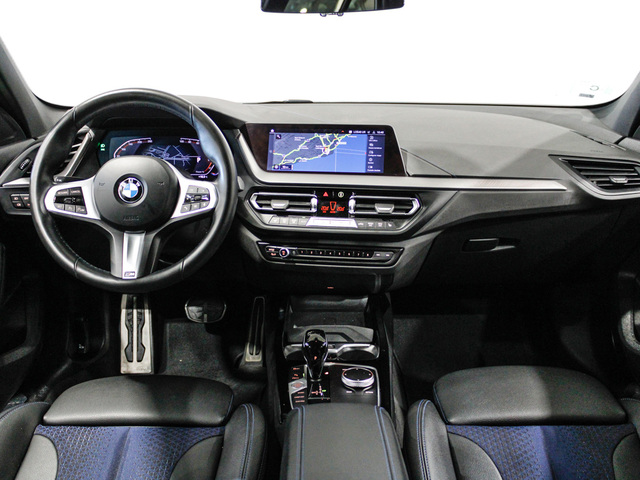 BMW Serie 1 118d color Negro. Año 2024. 110KW(150CV). Diésel. En concesionario Barcelona Premium -- GRAN VIA de Barcelona