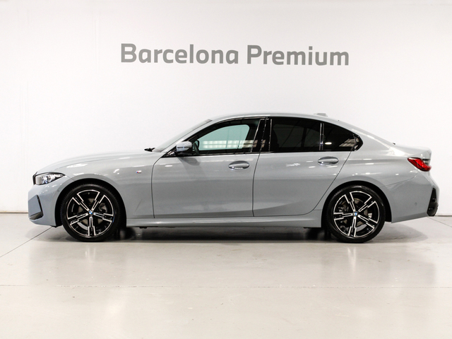 BMW Serie 3 320i color Gris. Año 2024. 135KW(184CV). Gasolina. En concesionario Barcelona Premium -- GRAN VIA de Barcelona