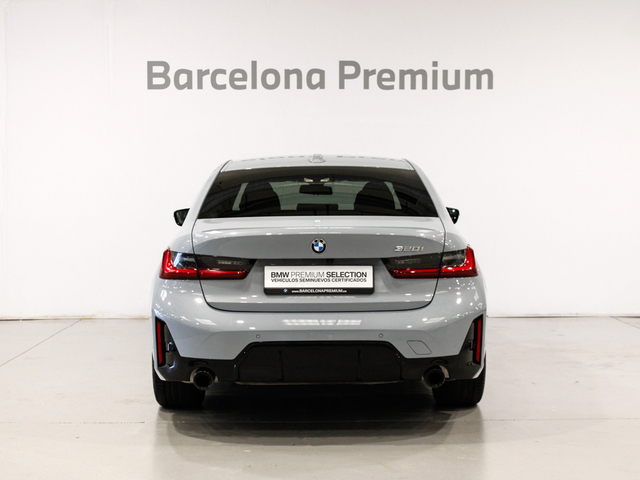 BMW Serie 3 320i color Gris. Año 2024. 135KW(184CV). Gasolina. En concesionario Barcelona Premium -- GRAN VIA de Barcelona