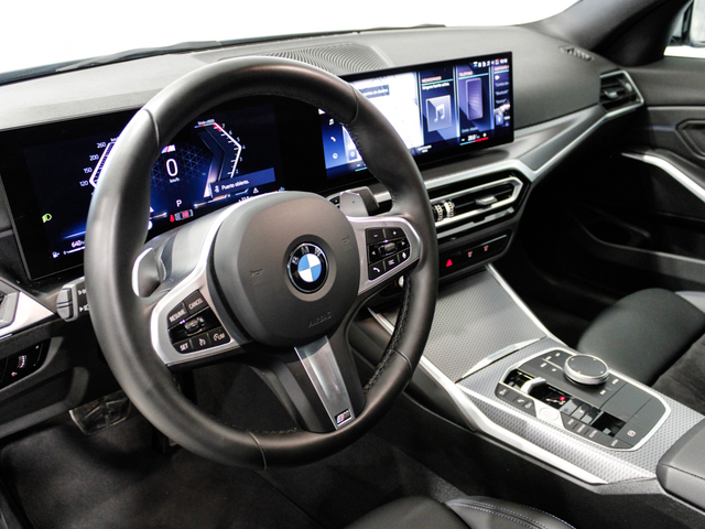 BMW Serie 3 320i color Gris. Año 2024. 135KW(184CV). Gasolina. En concesionario Barcelona Premium -- GRAN VIA de Barcelona