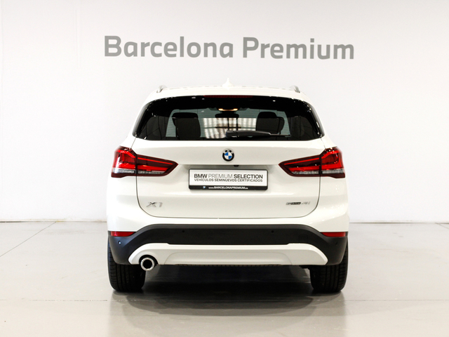 BMW X1 sDrive18i color Blanco. Año 2021. 103KW(140CV). Gasolina. En concesionario Barcelona Premium -- GRAN VIA de Barcelona